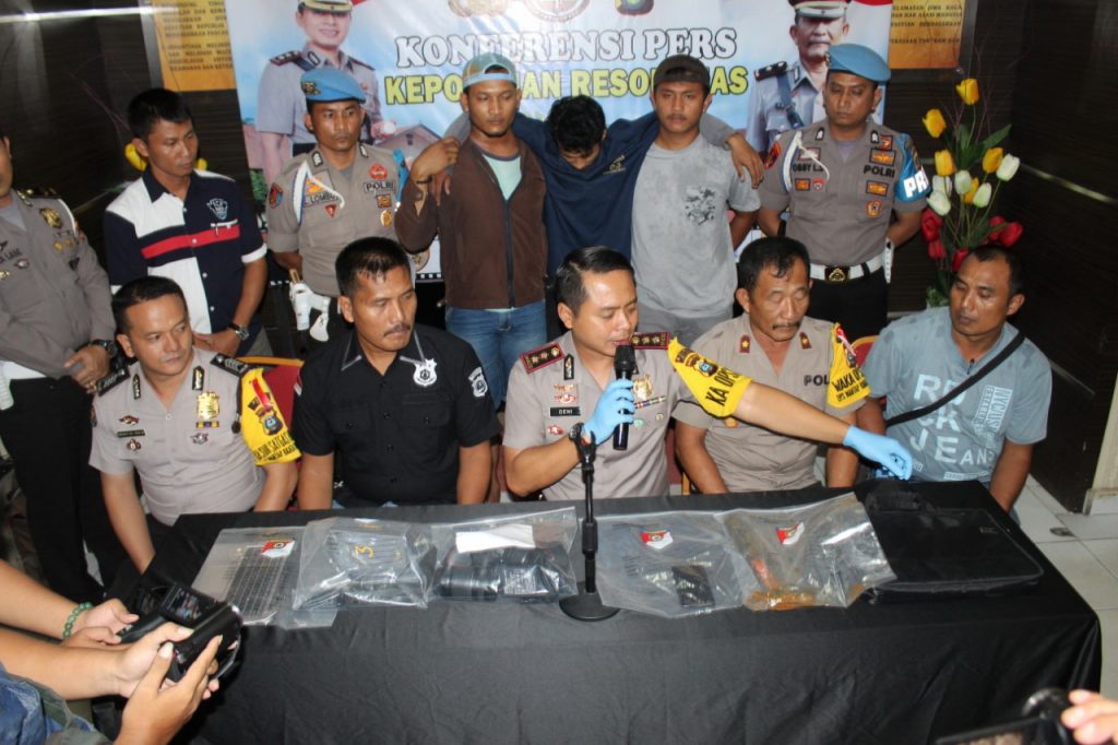 Jimmy Harefa, Anak Mantan Ketua KPU Nias Utara Dihabisi dengan Martil dan Besi oleh Oknum Mahasiswa Jimmy Harefa, Anak Mantan Ketua KPU Nias Utara Dihabisi dengan Martil dan Besi oleh Oknum Mahasiswa