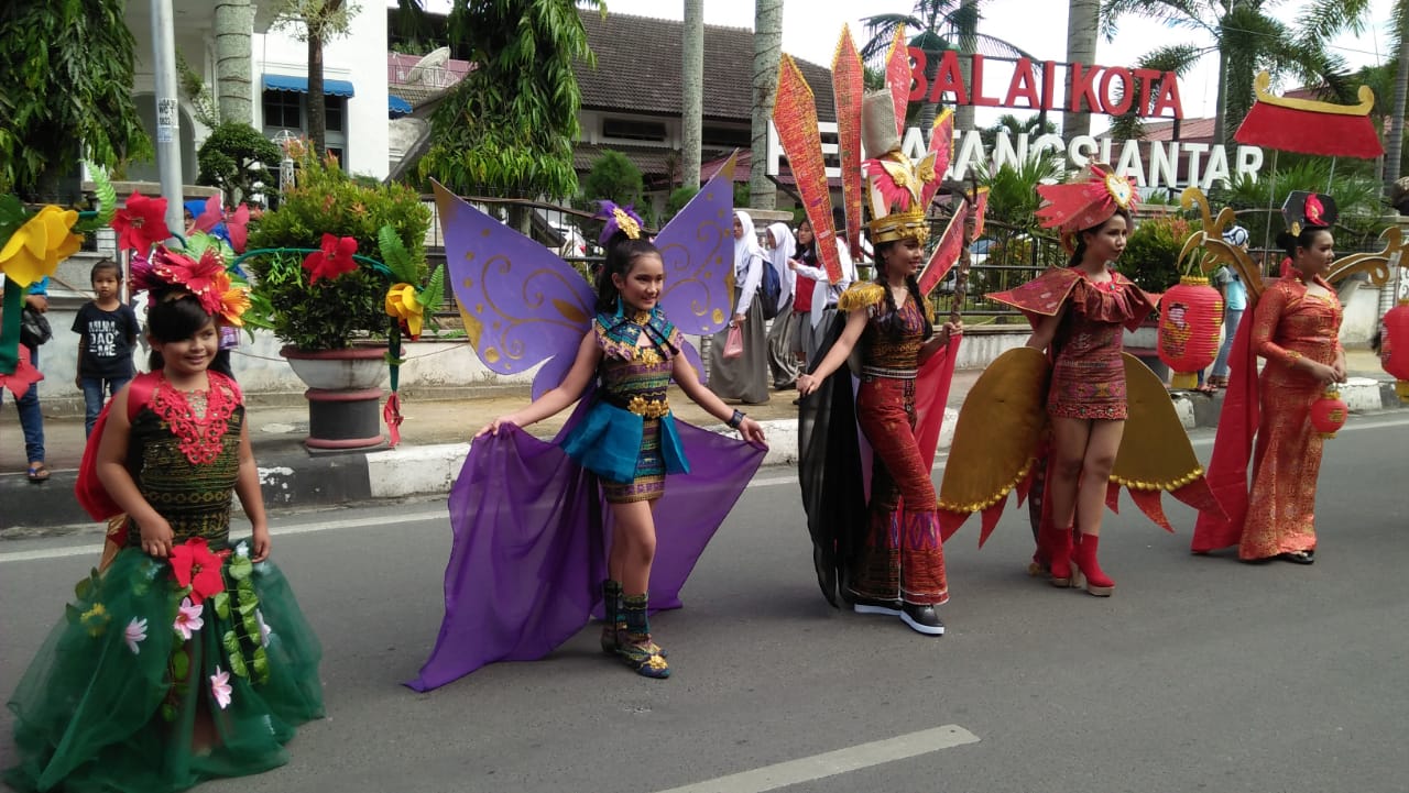 Usai Lepas Karnaval Parade Busana, Walikota Tantang Wartawan