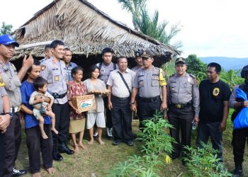 Sambut Natal, AKBP I Gede Nakti Widhiarta dan Pasukannya Datangi Rumah Warga di Nias Selatan