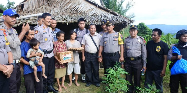 Sambut Natal, AKBP I Gede Nakti Widhiarta dan Pasukannya Datangi Rumah Warga di Nias Selatan