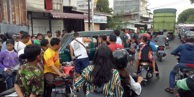 Penggerebekan Rumah Terduga Bandar Narkoba di Jalan Pattimura Hebohkan Warga Penggerebekan Rumah Terduga Bandar Narkoba di Jalan Pattimura Hebohkan Warga