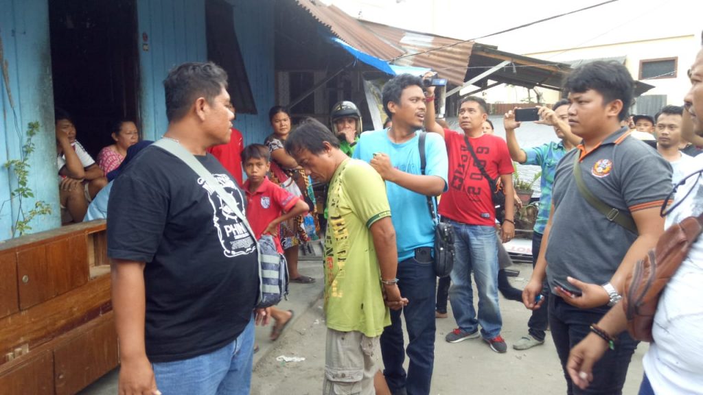 Penggerebekan Rumah Terduga Bandar Narkoba di Jalan Pattimura Hebohkan Warga Penggerebekan Rumah Terduga Bandar Narkoba di Jalan Pattimura Hebohkan Warga