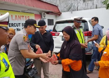 Polsek Percut Sei Tuan Bagikan 150 Nasi Bungkus kepada Warga