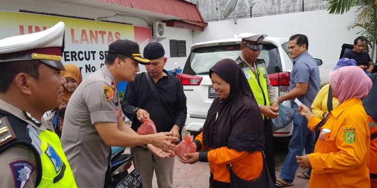 Polsek Percut Sei Tuan Bagikan 150 Nasi Bungkus kepada Warga Polsek Percut Sei Tuan Bagikan 150 Nasi Bungkus kepada Warga