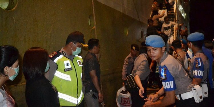Kapolres Nias Pimpin Langsung Pengamanan Pemudik di Pelabuhan Gunungsitoli Kapolres Nias Pimpin Langsung Pengamanan Pemudik di Pelabuhan Gunungsitoli