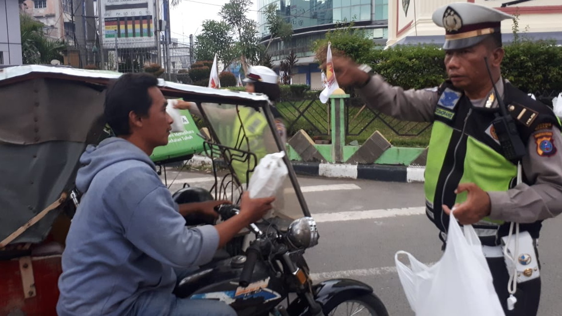 "Commander Wish" Polsek Medan Baru Bagikan Nasi Bungkus kepada Anak Jalanan dan Abang Becak
