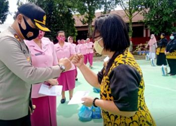 Kapolres Labuhanbatu dan Ketua Bhayangkari Bagikan Bingkisan Natal untuk Guru