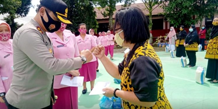 Kapolres Labuhanbatu dan Ketua Bhayangkari Bagikan Bingkisan Natal untuk Guru Kapolres Labuhanbatu dan Ketua Bhayangkari Bagikan Bingkisan Natal untuk Guru