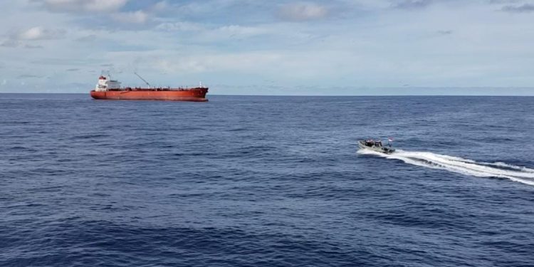 8 Jam Terombang-ambing di Laut, Seorang ABK Asing Berhasil Diselamatkan TNI AL 8 Jam Terombang-ambing di Laut, Seorang ABK Asing Berhasil Diselamatkan TNI AL