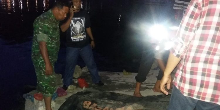 Mayat Wanita Tua Berjaket Jeans Mengambang di Pantai Parapat, Danau Toba Mayat Wanita Tua Berjaket Jeans Mengambang di Pantai Parapat, Danau Toba