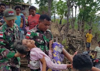Tanggap dan Sigap, Satgas Pamtas RI-RDTL Yonif 132/Bima Sakti Bantu Evakuasi Nenek Sin