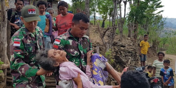 Tanggap dan Sigap, Satgas Pamtas RI-RDTL Yonif 132/Bima Sakti Bantu Evakuasi Nenek Sin