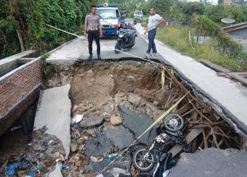 Pemko Siantar Biarkan Jalan Longsor Menganga, Pengendara Sepedamotor Tewas