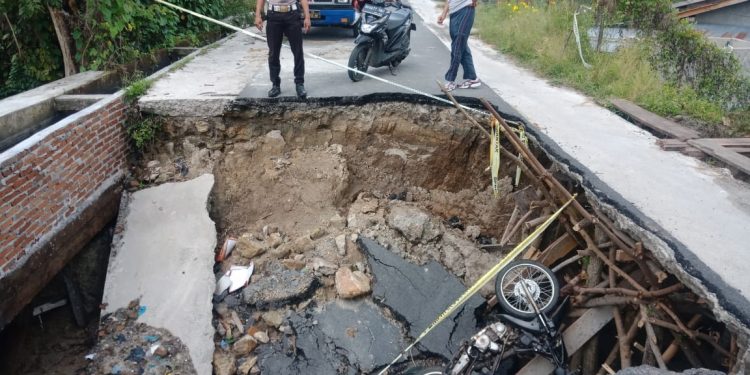 Pemko Siantar Biarkan Jalan Longsor Menganga, Pengendara Sepedamotor Tewas