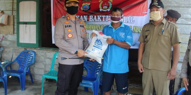 Bantu Warga Hadapi Pandemi Covid-19, Jajaran Polres Nias Sumbangkan 800 Kg Beras Bantu Warga Hadapi Pandemi Covid-19, Jajaran Polres Nias Sumbangkan 800 Kg Beras