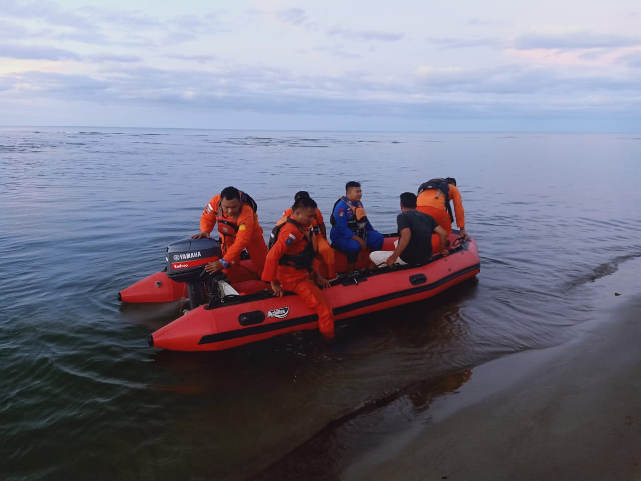 Sat Polair Polres Nias Evakuasi Mayat Terapung dari Laut, Keluarga yang Kehilangan Segera ke RSUD Gunungsitoli Sat Polair Polres Nias Evakuasi Mayat Terapung dari Laut, Keluarga yang Kehilangan Segera ke RSUD Gunungsitoli