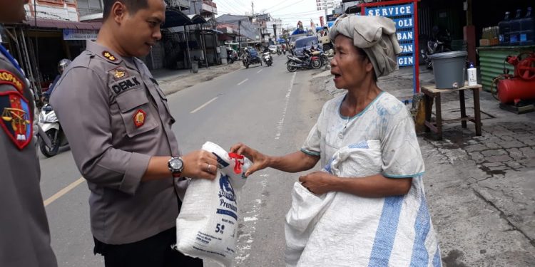 Kapolres Nias Ajak Masyarakat Bersama-sama Menghadapi Wabah Virus Covid-19 Kapolres Nias Ajak Masyarakat Bersama-sama Menghadapi Wabah Virus Covid-19