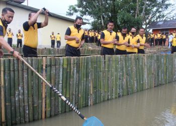 Program Ketahanan Pangan Covid-19, Kapolres Nias Tabur 20 Ribu Bibit Ikan