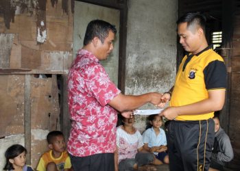 Kapolres Nias Santuni Keluarga Siswa Kurang Mampu