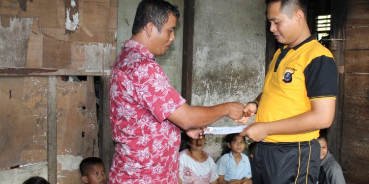 Kapolres Nias Santuni Keluarga Siswa Kurang Mampu