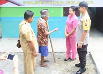 Usianya 75 Tahun dan Tinggal Sebatangkara, Polres Nisel Bedah Rumah Fangandro Giawa