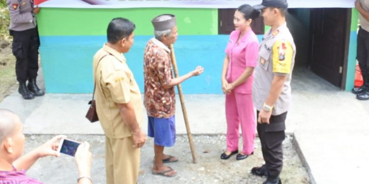 Usianya 75 Tahun dan Tinggal Sebatangkara, Polres Nisel Bedah Rumah Fangandro Giawa Usianya 75 Tahun dan Tinggal Sebatangkara, Polres Nisel Bedah Rumah Fangandro Giawa