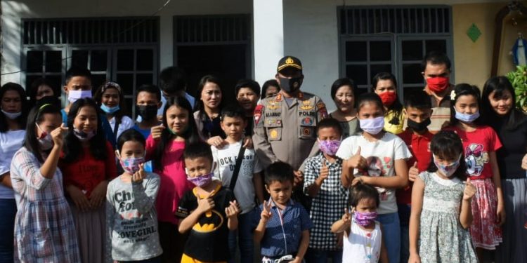 Sambut HUT Ke-74 Bhayangkara, Kapolres Nias Selatan AKBP Arke Furman Ambat Berbagi Kasih di Panti Lai Nisora