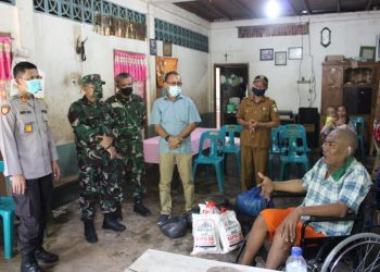 Kapolres Nisel Santuni Warga Lumpuh dan Tidak Mampu