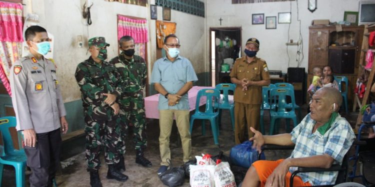 Kapolres Nisel Santuni Warga Lumpuh dan Tidak Mampu