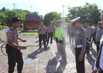 Personil Polres Nias Selatan Disemprot Disinfektan Sebelum Bertugas