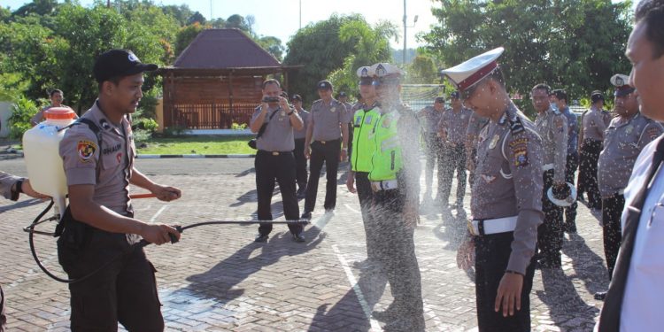 Personil Polres Nias Selatan Disemprot Disinfektan Sebelum Bertugas Personil Polres Nias Selatan Disemprot Disinfektan Sebelum Bertugas
