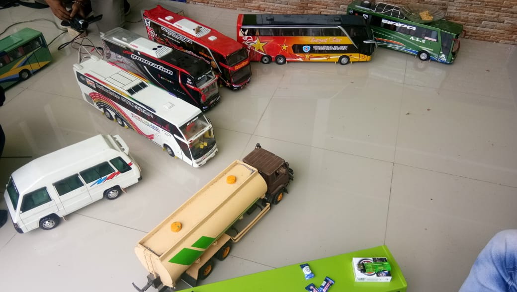 Tangan Kreatif Novy dari Simalungun Hasilkan Sejumlah "Bus" Merek Ternama Tangan Kreatif Novy dari Simalungun Hasilkan Sejumlah "Bus" Merek Ternama