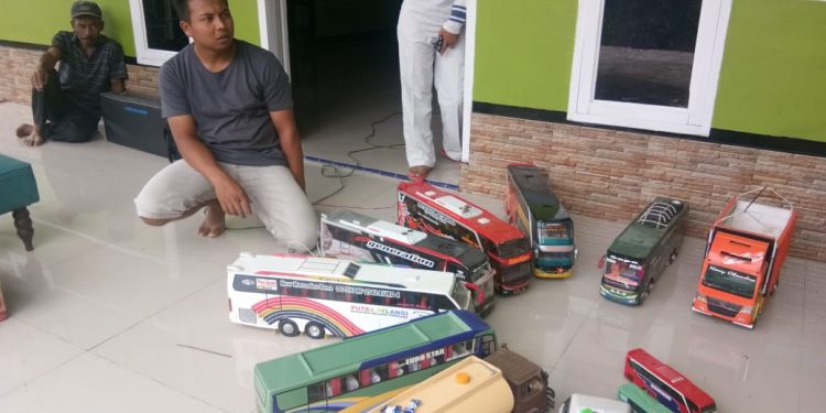 Tangan Kreatif Novy dari Simalungun Hasilkan Sejumlah "Bus" Merek Ternama Tangan Kreatif Novy dari Simalungun Hasilkan Sejumlah "Bus" Merek Ternama