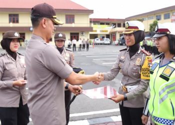 Kapolrestabes Medan Berikan Piagam Penghargaan Lomba HUT Bhayangkara Ke- 73