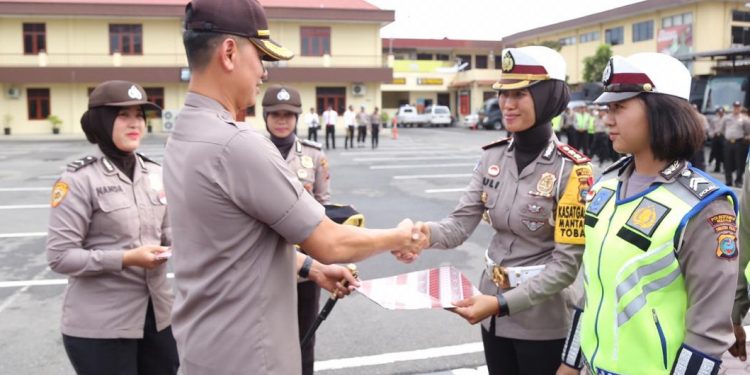 Kapolrestabes Medan Berikan Piagam Penghargaan Lomba HUT Bhayangkara Ke- 73