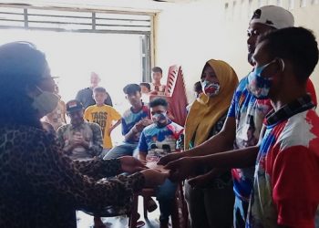 Nyonya TPS Beri Bantuan Ke Persatuan Bola Voli di Senio Bangun