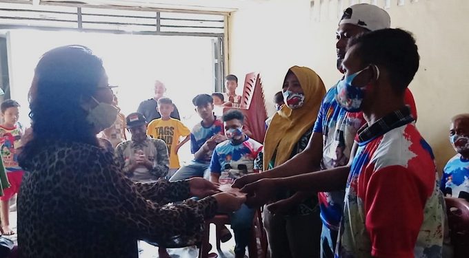 Nyonya TPS Beri Bantuan Ke Persatuan Bola Voli di Senio Bangun Nyonya TPS Beri Bantuan Ke Persatuan Bola Voli di Senio Bangun