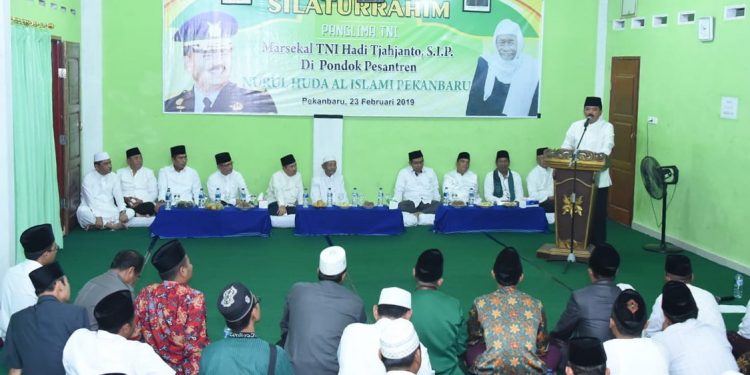 Pangdam I/BB Turut Dampingi Panglima TNI Kunjungi Ponpes Nurul Huda Al Islami di Riau Pangdam I/BB Turut Dampingi Panglima TNI Kunjungi Ponpes Nurul Huda Al Islami di Riau