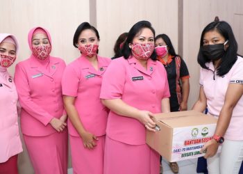 Ketua Bhayangkari Polda Sumut Serahkan Paket Bingkisan Bagi Warga Karo