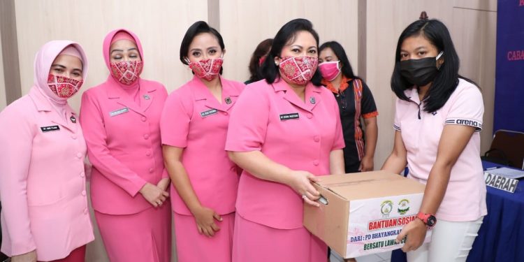 Ketua Bhayangkari Polda Sumut Serahkan Paket Bingkisan Bagi Warga Karo Ketua Bhayangkari Polda Sumut Serahkan Paket Bingkisan Bagi Warga Karo