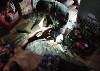 Terhalang Jarak dan Kesulitan Berobat, Anggota Yonif 126 Kala Cakti Obati Warga ke Rumah