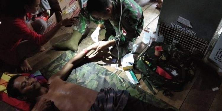 Terhalang Jarak dan Kesulitan Berobat, Anggota Yonif 126 Kala Cakti Obati Warga ke Rumah
