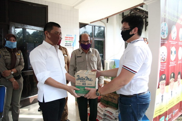Gugus Tugas Percepatan Penanganan Covid-19 Siantar Terima Bantuan Sembako dari CV Obor dan Masker dari Slankers Gugus Tugas Percepatan Penanganan Covid-19 Siantar Terima Bantuan Sembako dari CV Obor dan Masker dari Slankers