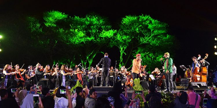 Kolaborasi Orkestra Ocas dan Sanggar Pedati Membuka Ajang Palu Palu Salonde Percussion Kolaborasi Orkestra Ocas dan Sanggar Pedati Membuka Ajang Palu Palu Salonde Percussion
