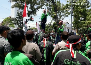 Ratusan Driver Ojol Desak Pemerintah Tertibkan Perusahaan Aplikator yang Semena-mena