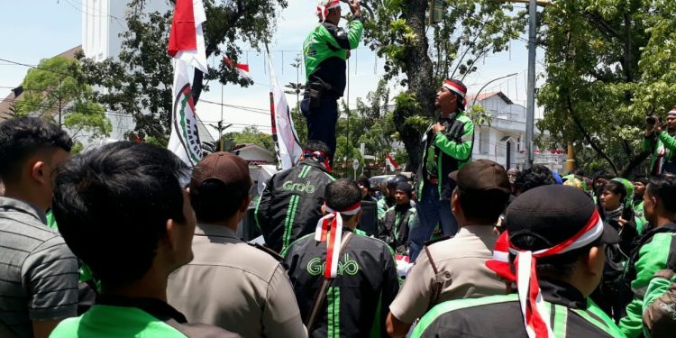 Ratusan Driver Ojol Desak Pemerintah Tertibkan Perusahaan Aplikator yang Semena-mena Ratusan Driver Ojol Desak Pemerintah Tertibkan Perusahaan Aplikator yang Semena-mena