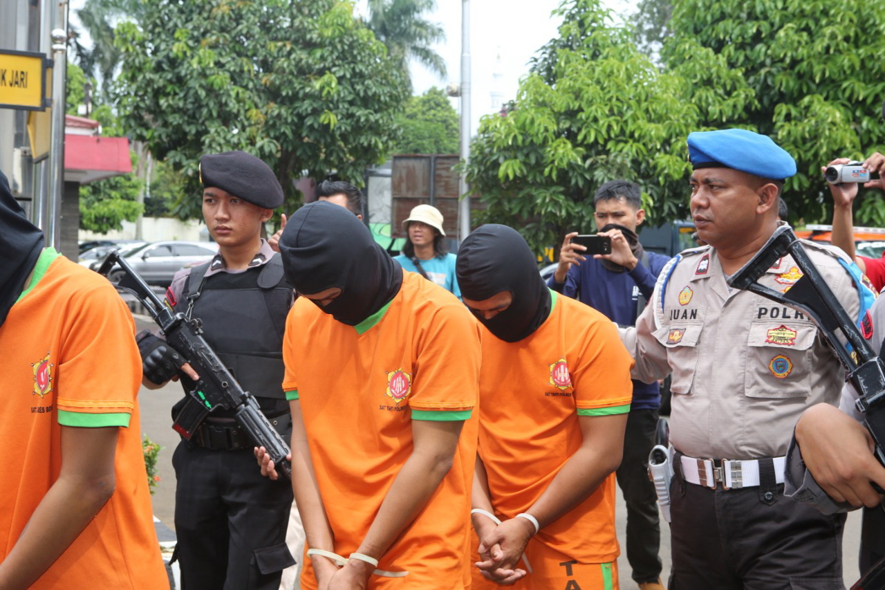 Oknum Caleg Otak Komplotan Pencuri Uang Nasabah Bank Oknum Caleg Otak Komplotan Pencuri Uang Nasabah Bank