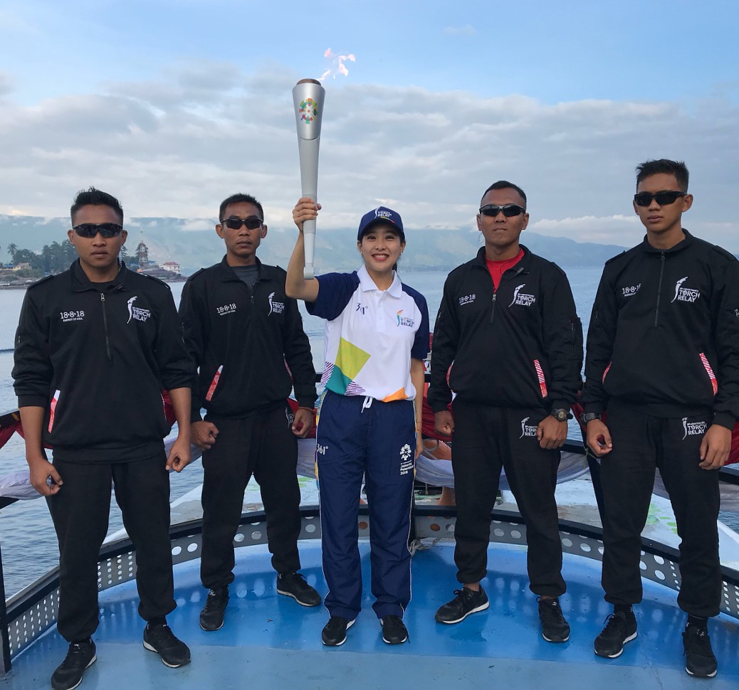 Olivia Zallianty Bawa Kirab Obor Asian Games Naik Kapal di Danau Toba, Begini Kesaksiannya Olivia Zallianty Bawa Kirab Obor Asian Games Naik Kapal di Danau Toba, Begini Kesaksiannya