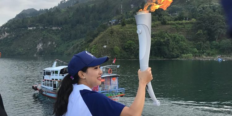 Olivia Zallianty Bawa Kirab Obor Asian Games Naik Kapal di Danau Toba, Begini Kesaksiannya Olivia Zallianty Bawa Kirab Obor Asian Games Naik Kapal di Danau Toba, Begini Kesaksiannya