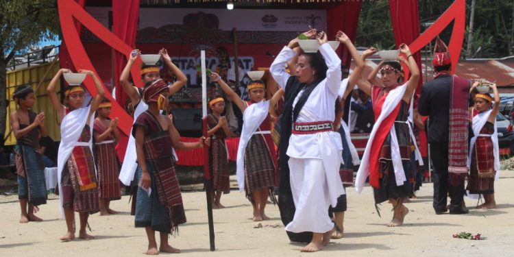 Pesta Rakyat Olop Olop Bolon di Tepi Danau Toba Diharapkan Jadi Even Tahunan Pesta Rakyat Olop Olop Bolon di Tepi Danau Toba Diharapkan Jadi Even Tahunan